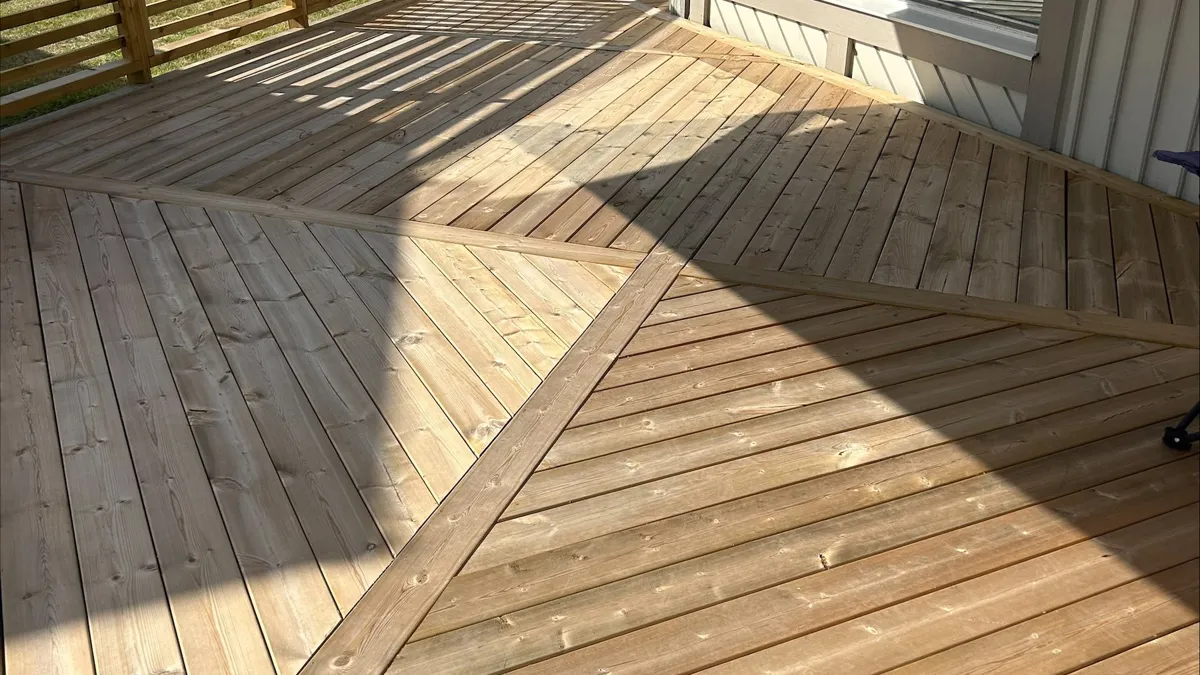 Nybyggt trädäck med mönsterlagda brädor