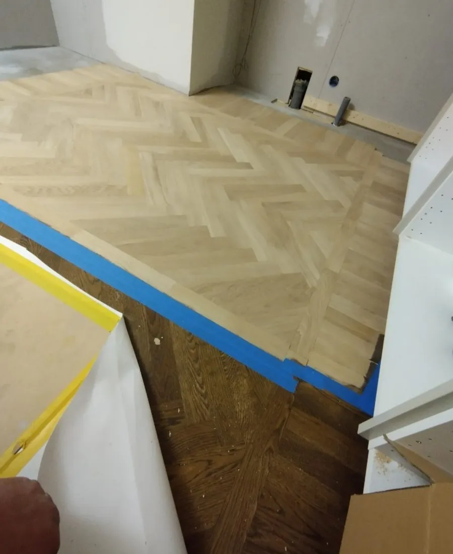 Fiskbensparkett under slipning – före och efter